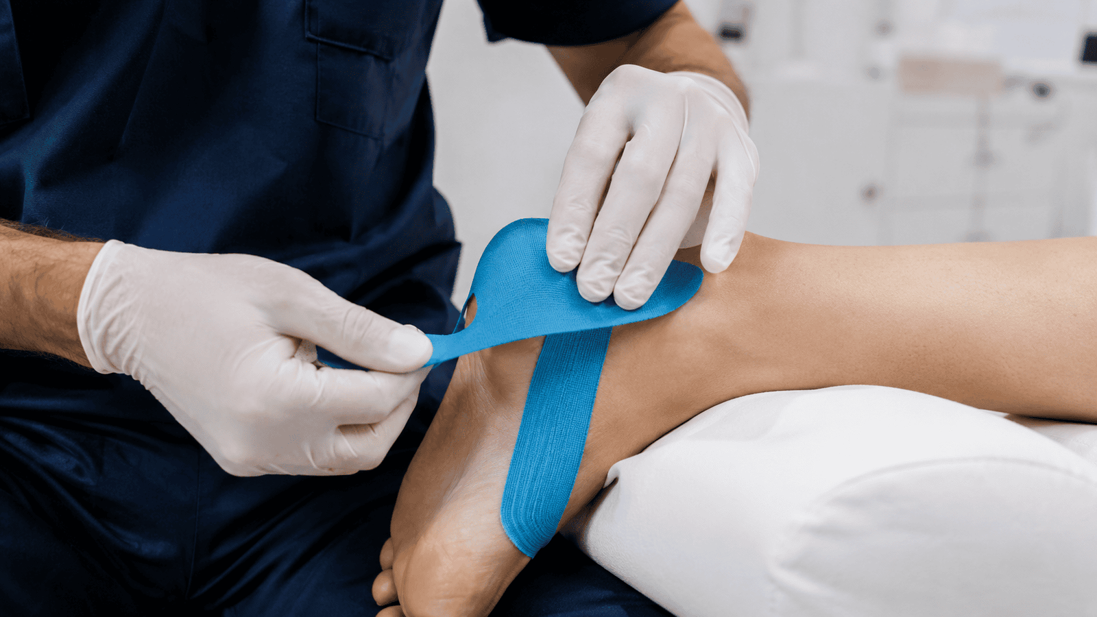 kinesio tape para que serve aplicado no calcanhar durante atendimento podológico Jardim Santana Campinas